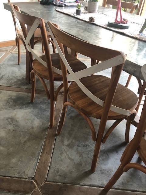 Chaises en bois naturel et métal pour restaurant et hôtel sur Porto Vecchio 